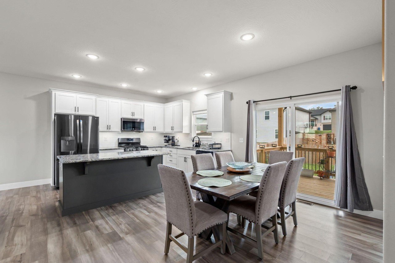 1106 Strait Ave - Photo 4 of 32