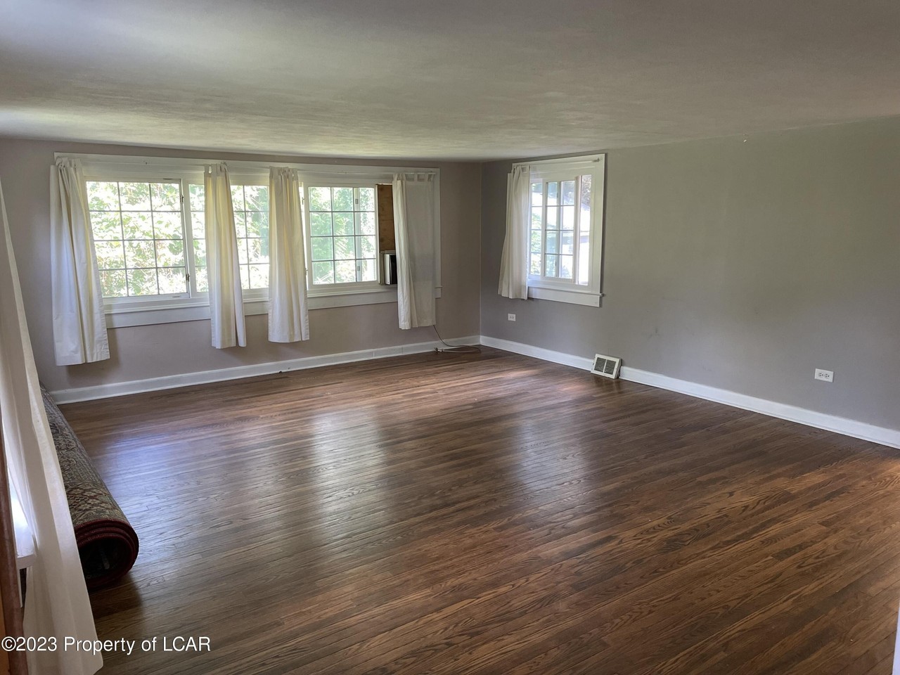 225 N Pioneer Ave - Photo 2 of 39