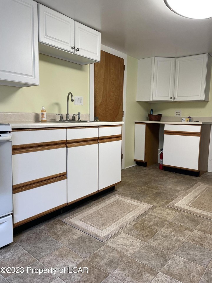 225 N Pioneer Ave - Photo 4 of 39