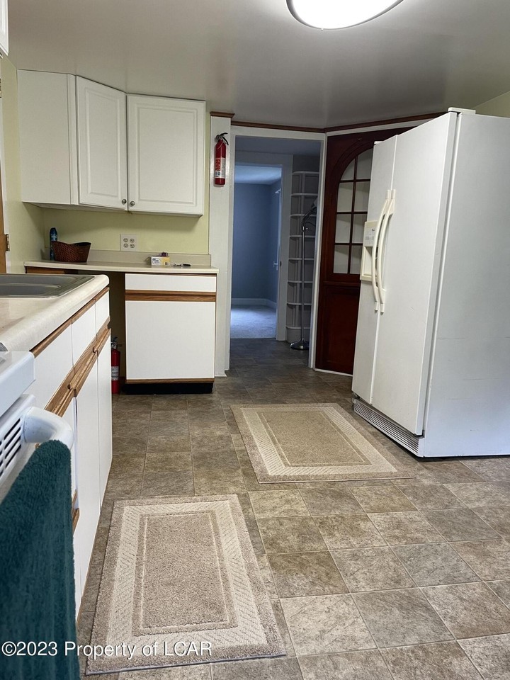 225 N Pioneer Ave - Photo 5 of 39