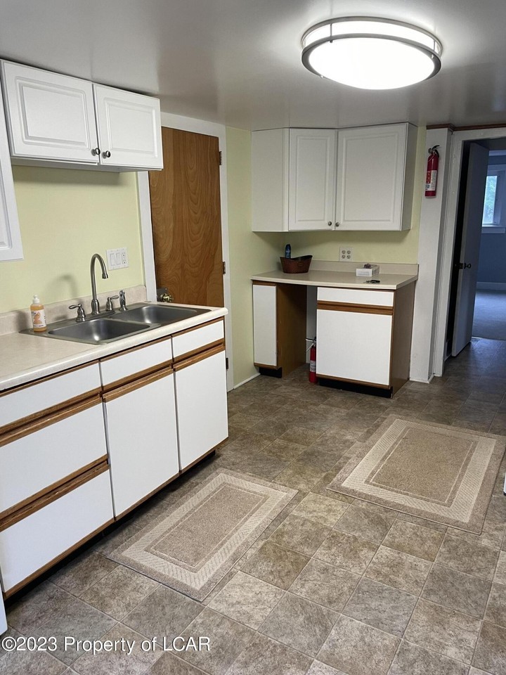 225 N Pioneer Ave - Photo 6 of 39