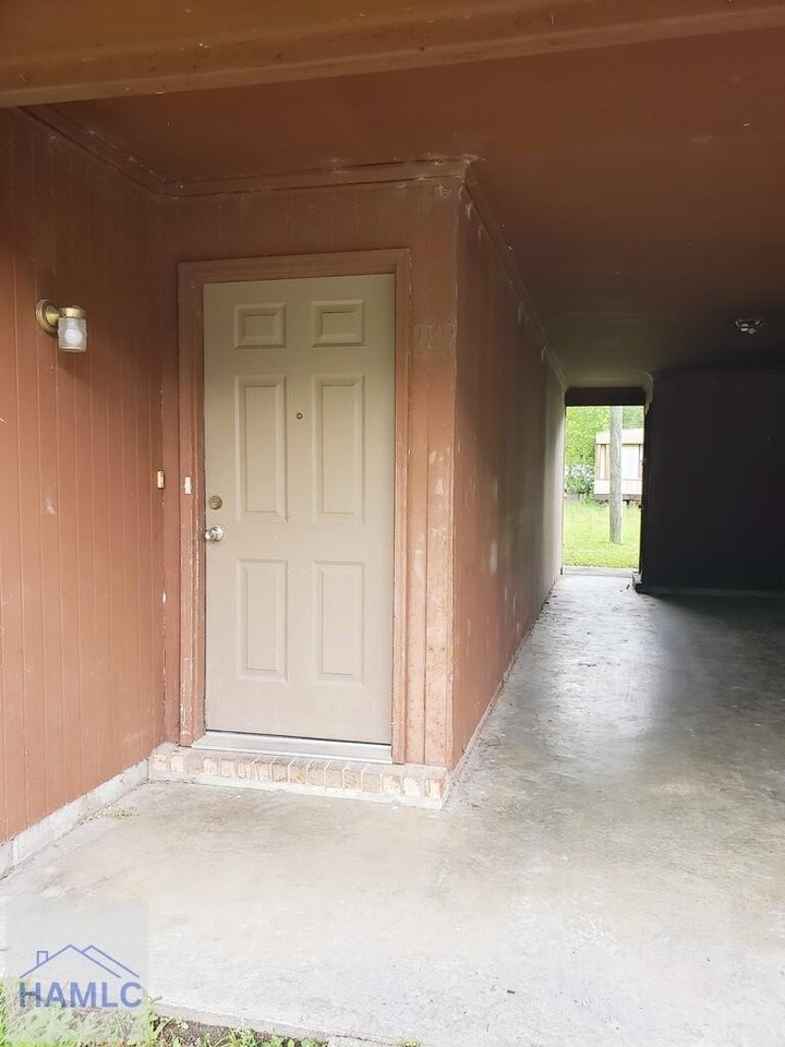 989 Live Oak Dr - Photo 2 of 9
