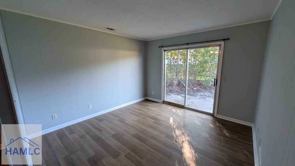 989 Live Oak Dr - Photo 4 of 9