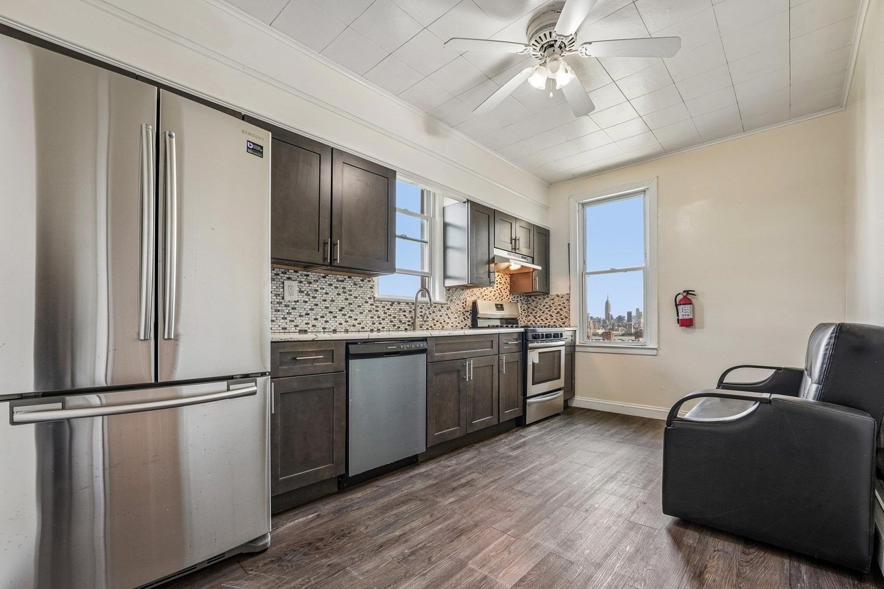 310 Palisade Ave #2 - Photo 5 of 25