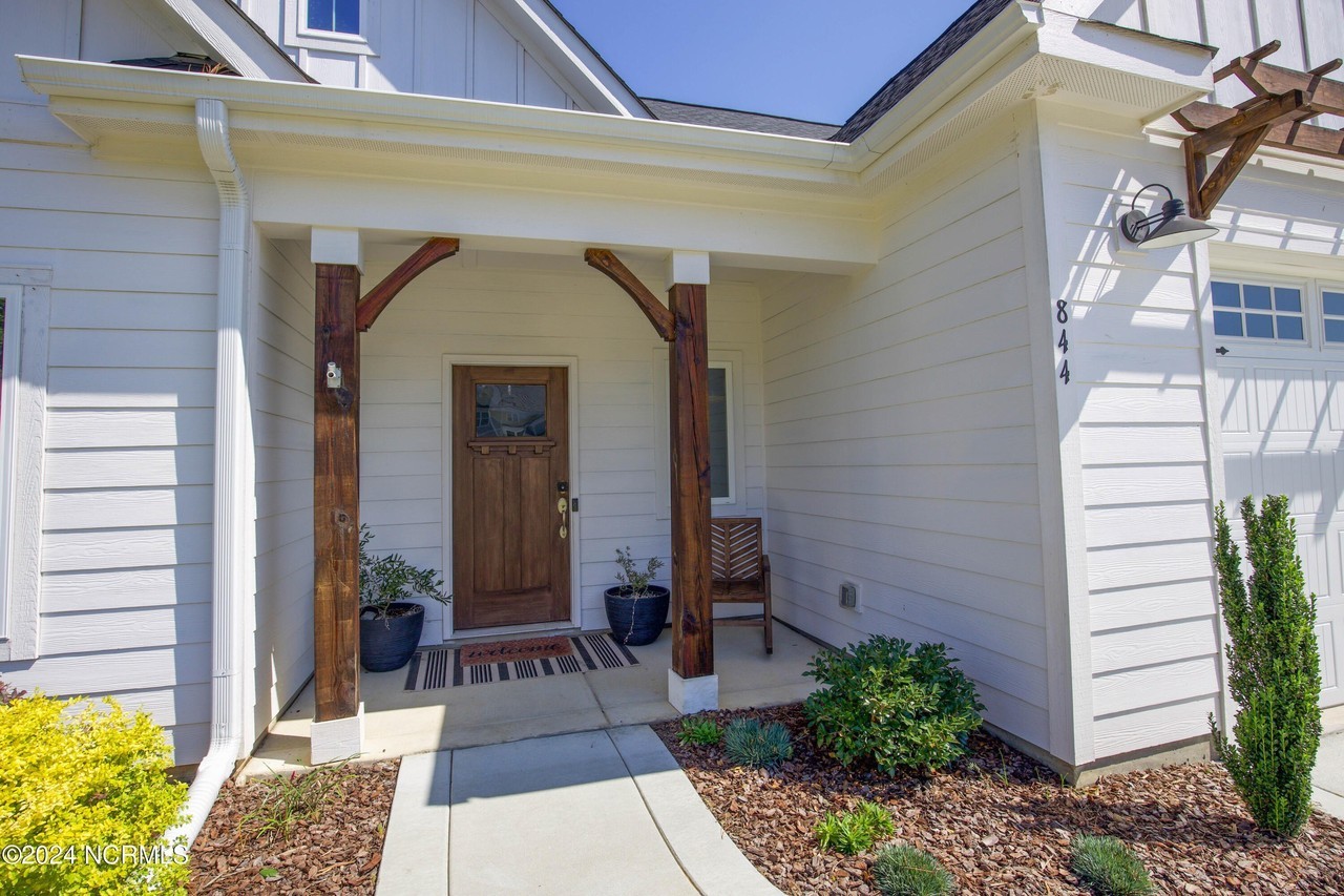 844 Warwick Ln - Photo 4 of 50