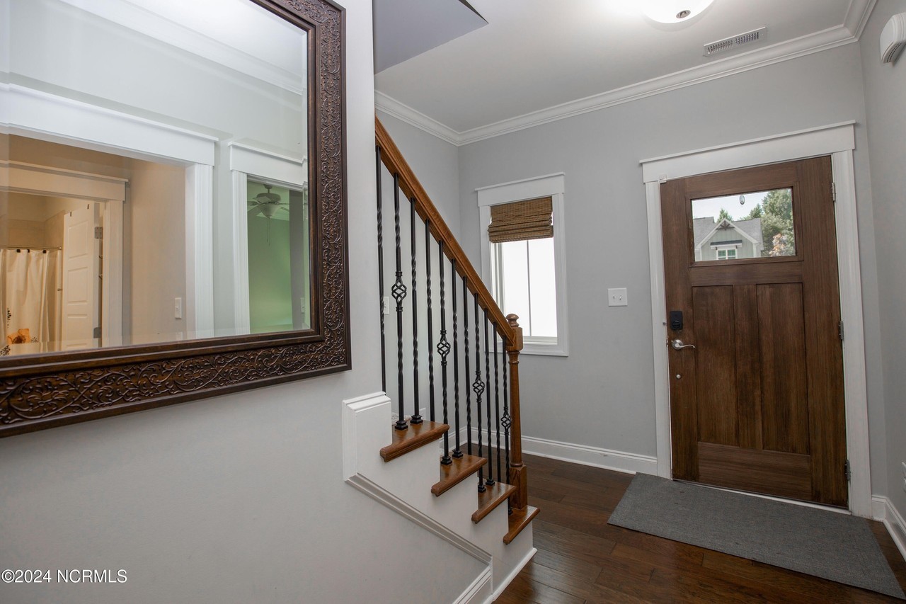 844 Warwick Ln - Photo 5 of 50