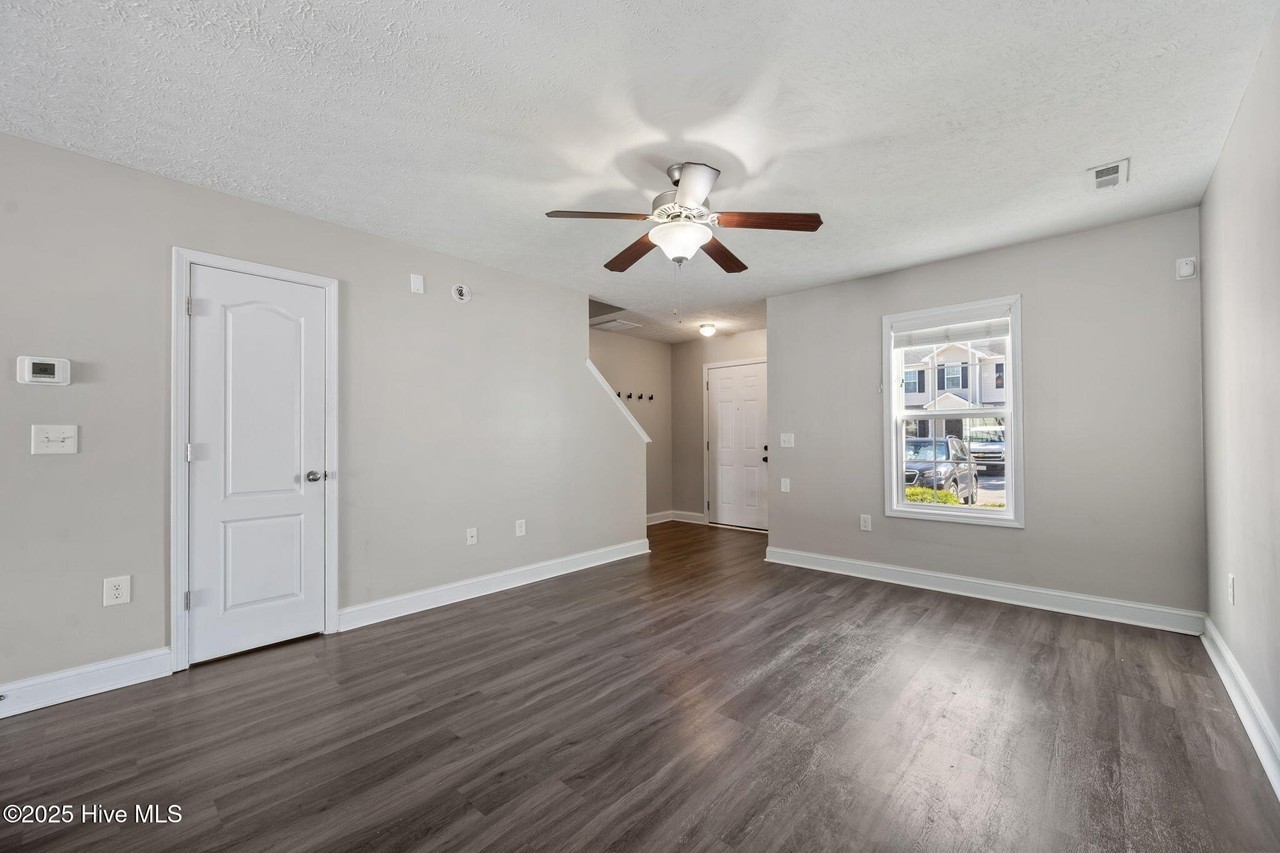 216 Glen Cannon Dr - Photo 2 of 27