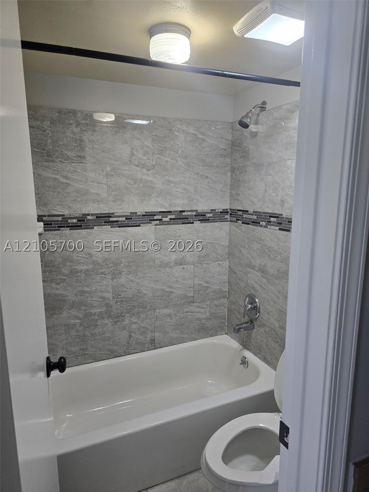 9946 Twin Lakes Dr #7N - Photo 5 of 18