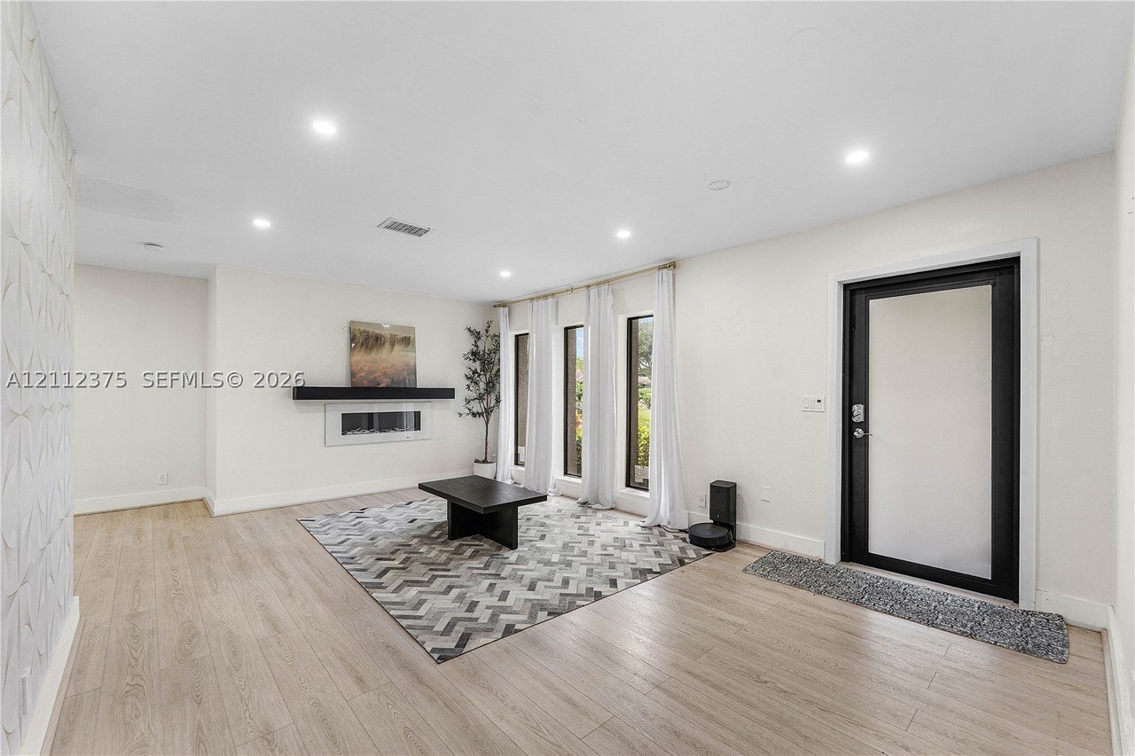 10936 Nw 41st Dr - Photo 5 of 50