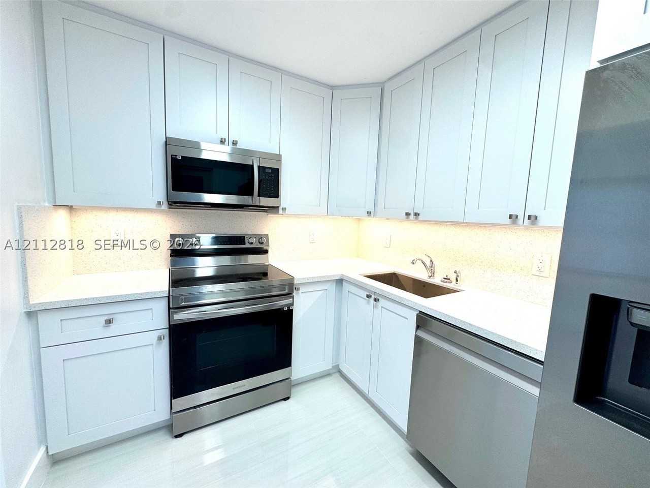 105 Ne 30th Ct #105 - Photo 3 of 27