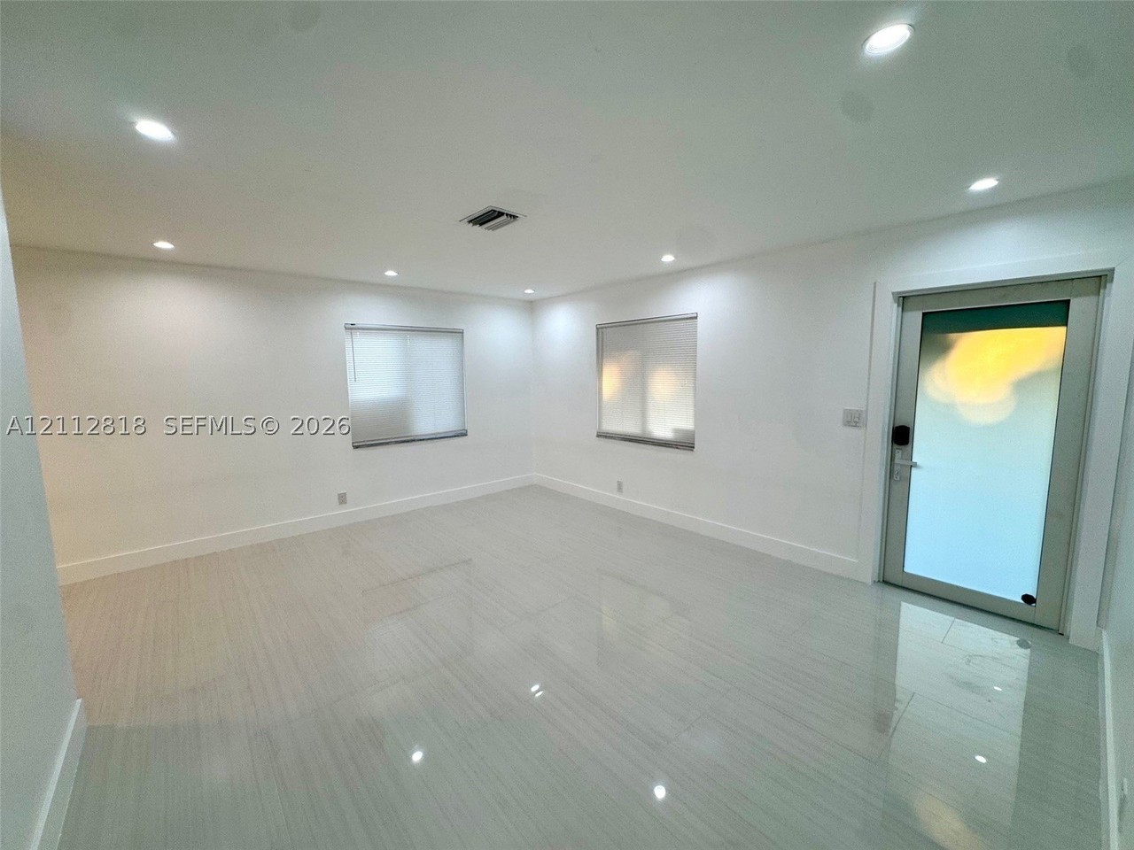 105 Ne 30th Ct #105 - Photo 4 of 27