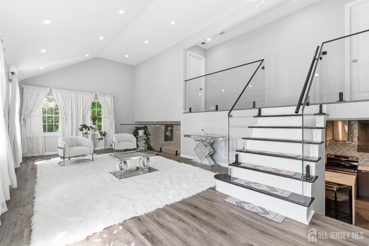 6 Whitewood Rd - Photo 3 of 37