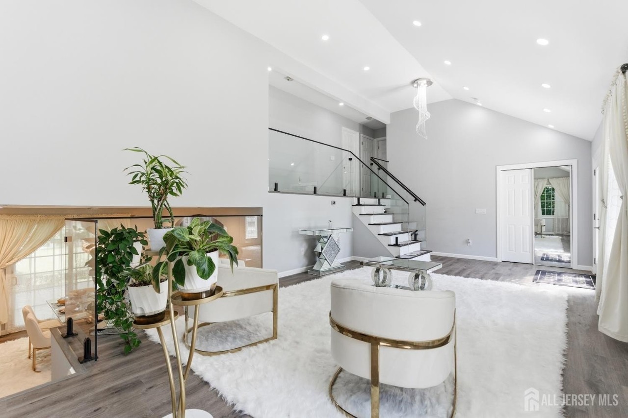 6 Whitewood Rd - Photo 4 of 37
