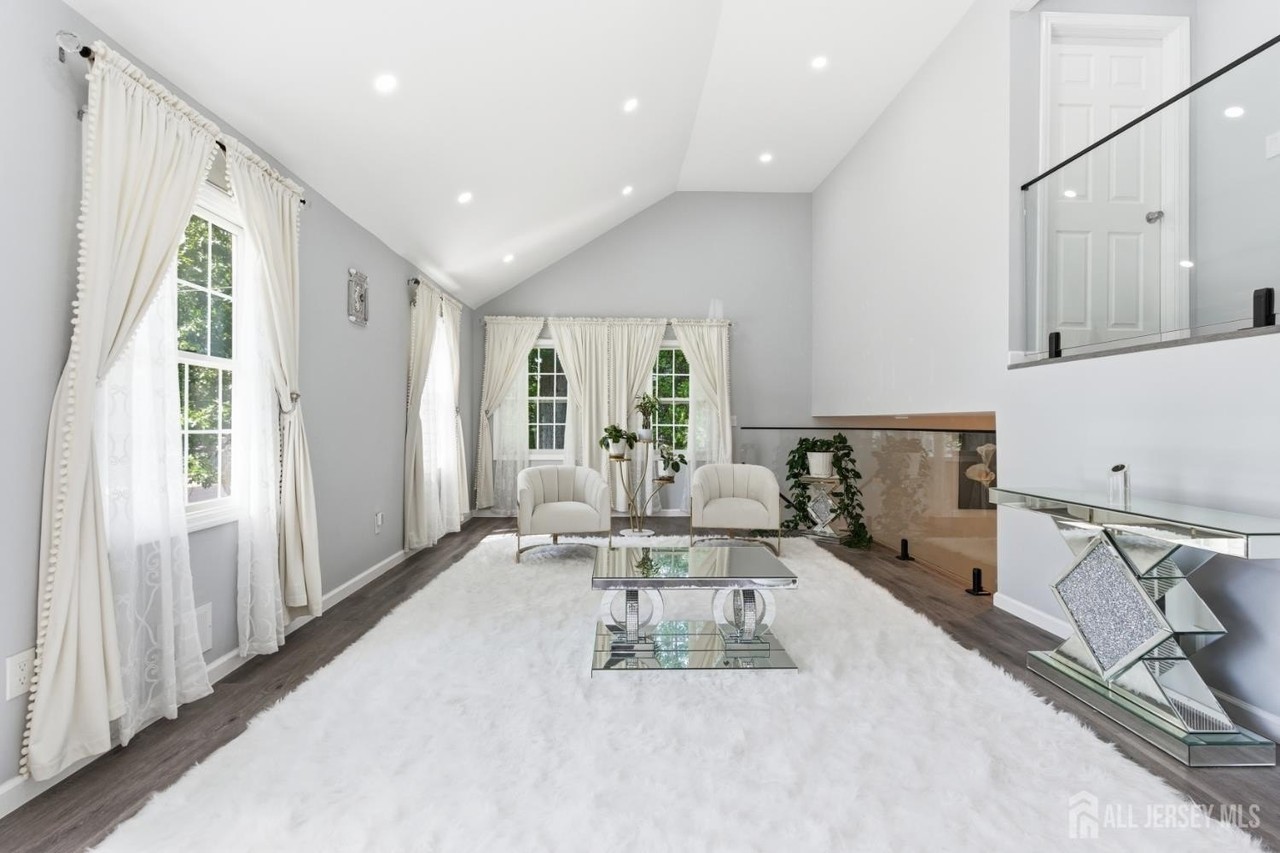 6 Whitewood Rd - Photo 5 of 37