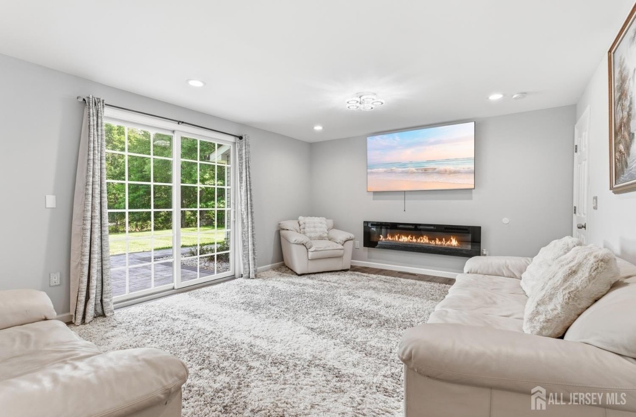 6 Whitewood Rd - Photo 6 of 37