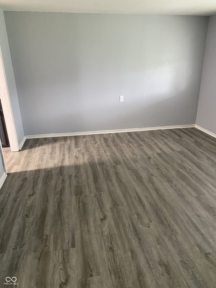 606 W Green St - Photo 4 of 18
