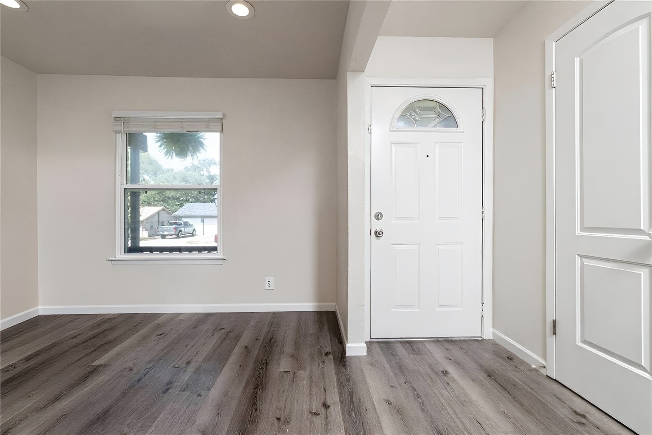 713 Shelmar Dr - Photo 4 of 34