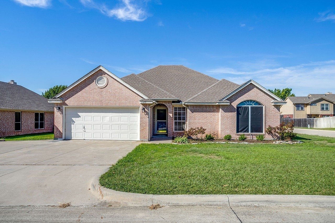 219 Aspen Loop - Photo 2 of 40