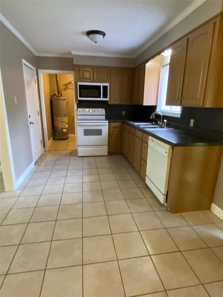 1215 Ella Cir - Photo 3 of 10