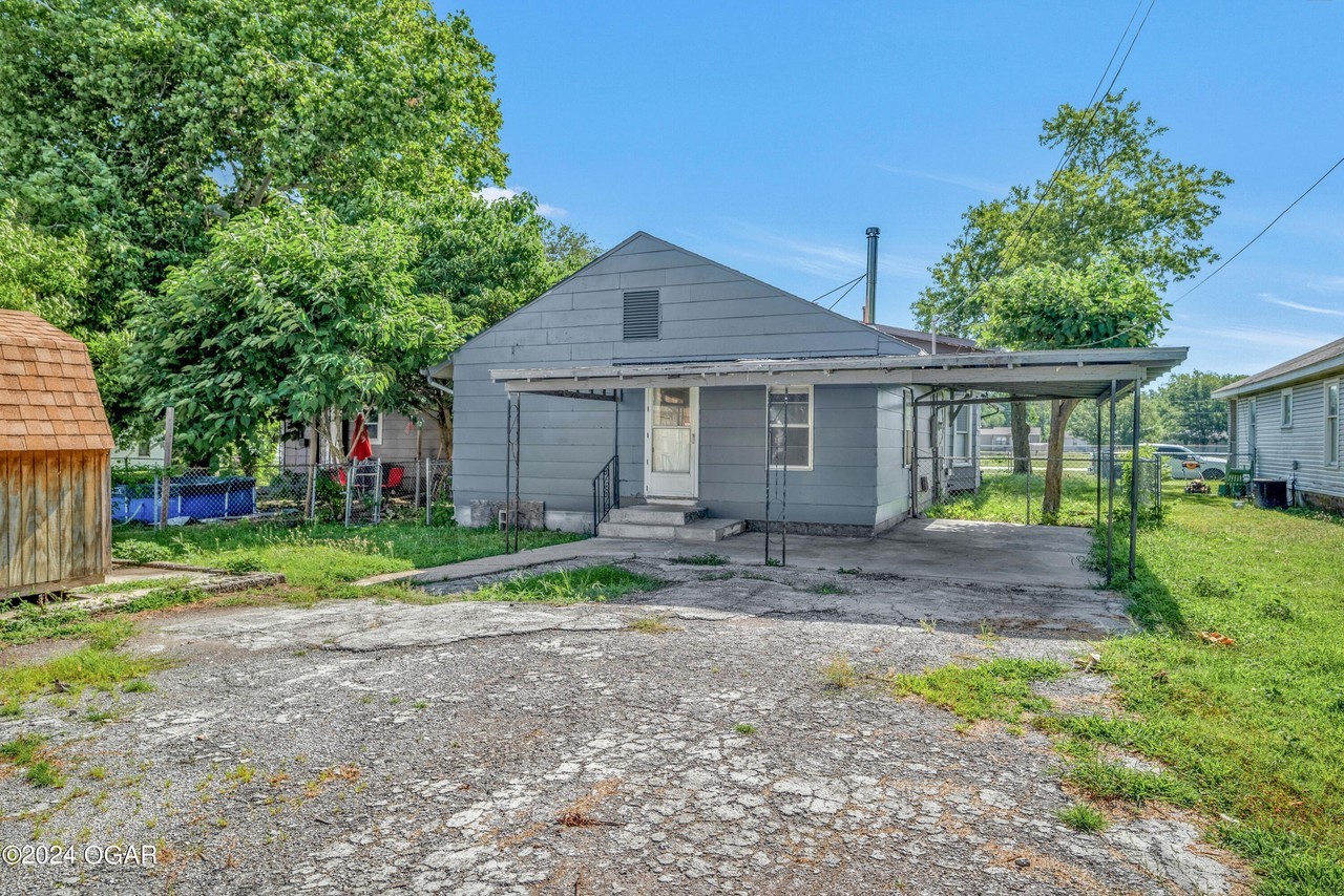 504 S Highland Ave - Photo 4 of 18