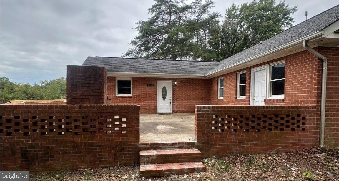 5186 Waterfront Ln - Photo 2 of 16