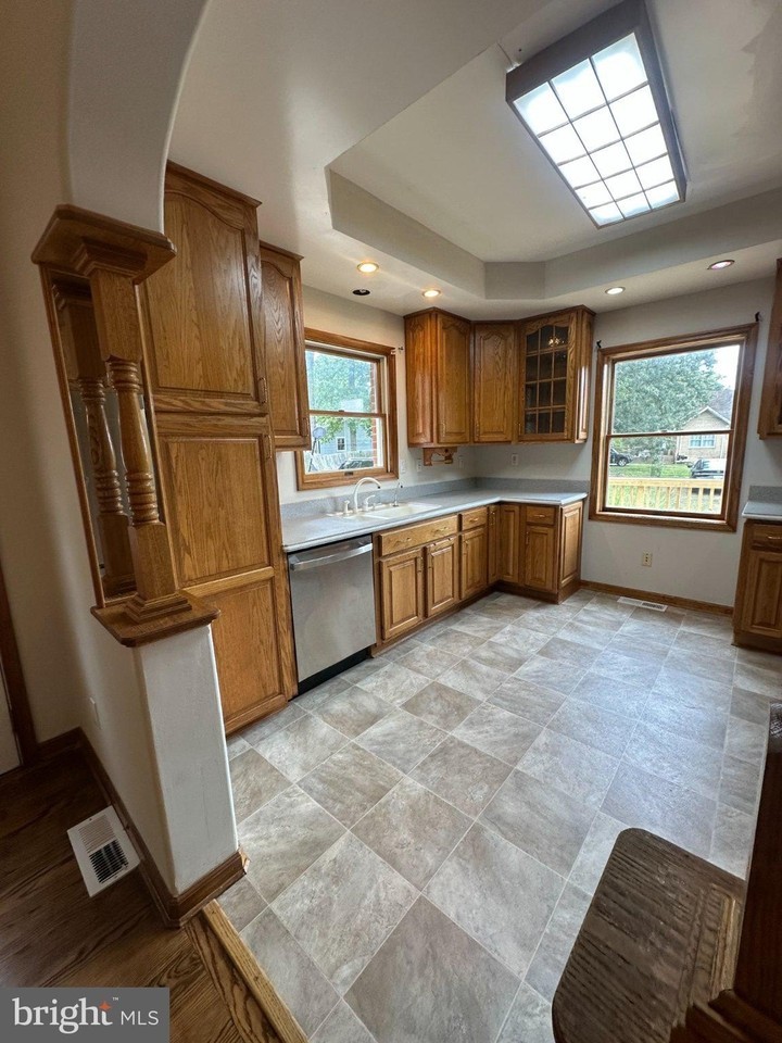 5186 Waterfront Ln - Photo 5 of 16