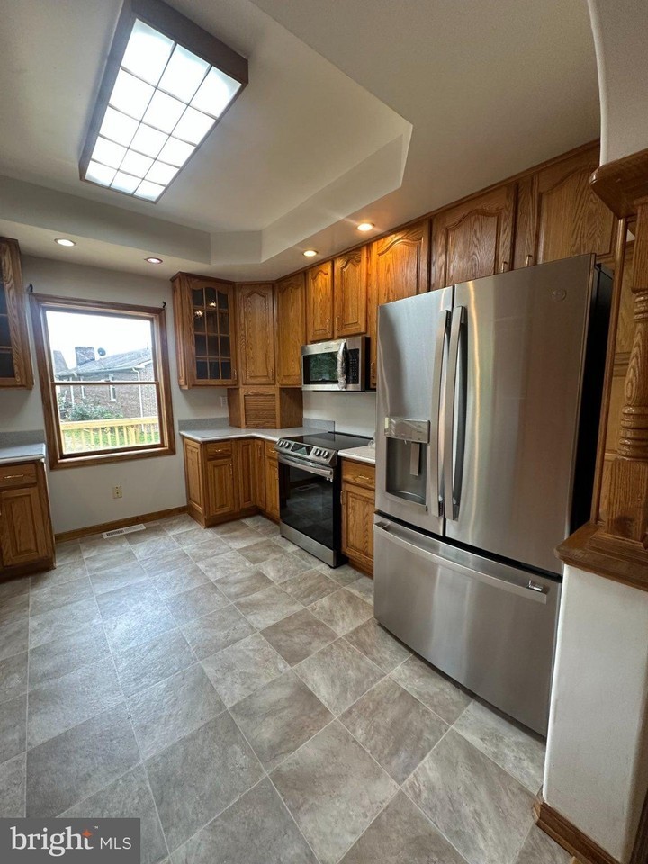 5186 Waterfront Ln - Photo 6 of 16