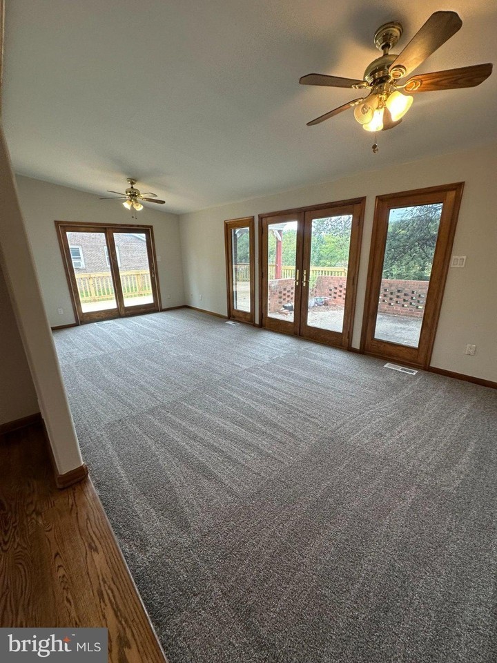 5186 Waterfront Ln - Photo 7 of 16
