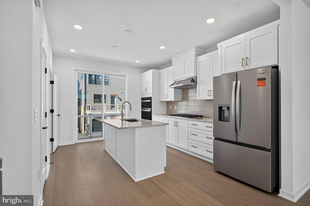 25049 DESELBY Square - Photo 3 of 40