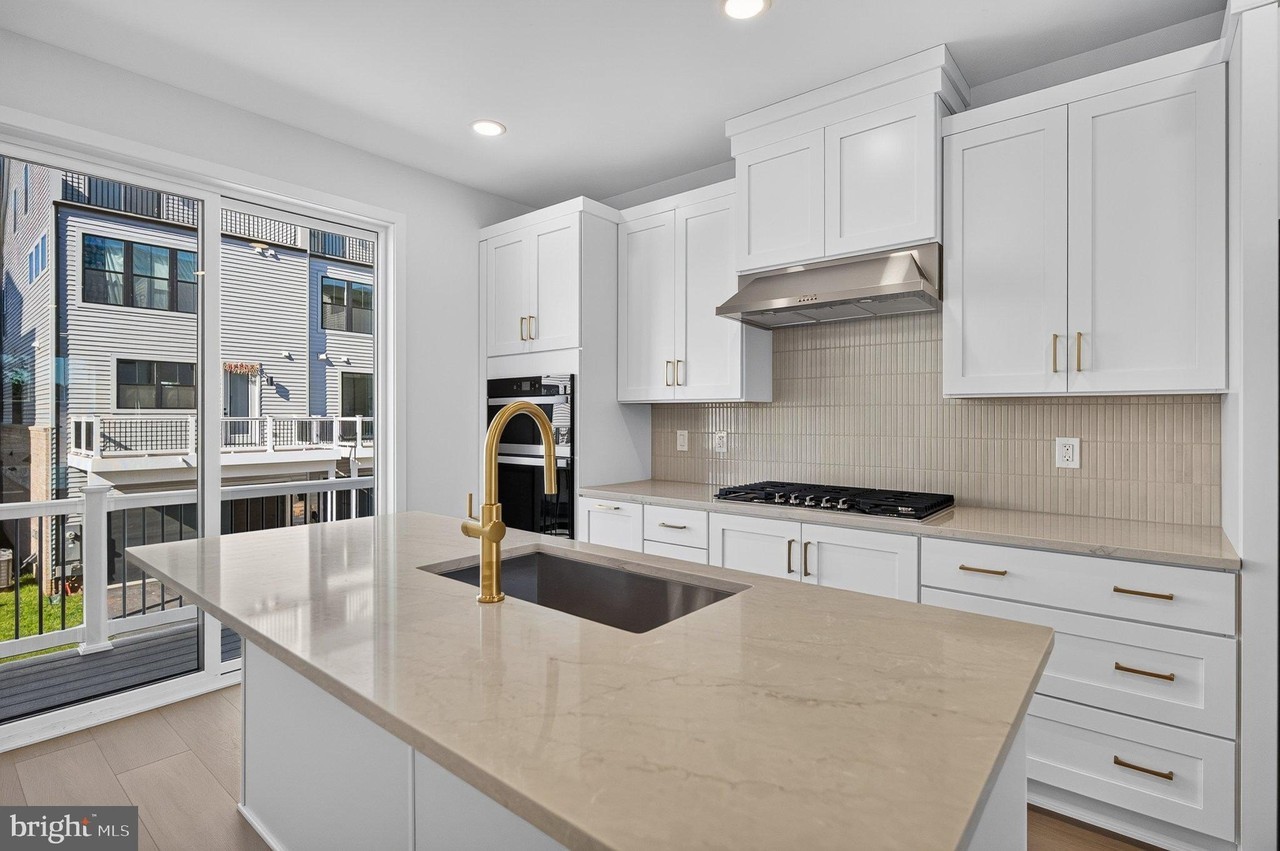 25049 DESELBY Square - Photo 4 of 40