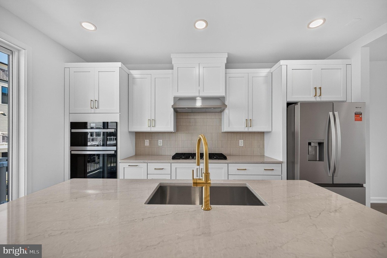 25049 DESELBY Square - Photo 5 of 40