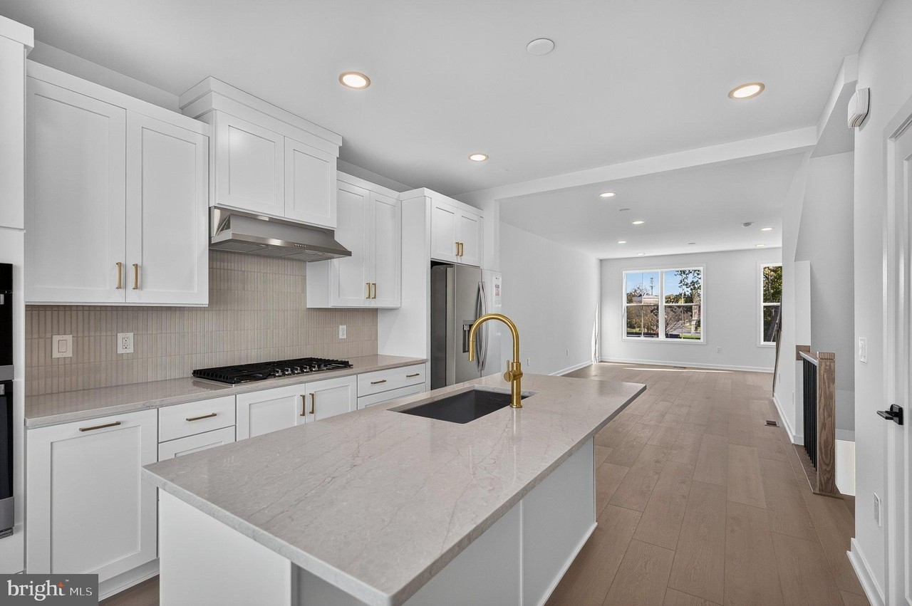 25049 DESELBY Square - Photo 6 of 40