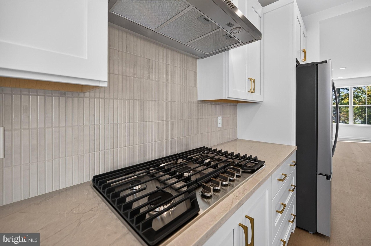 25049 DESELBY Square - Photo 7 of 40