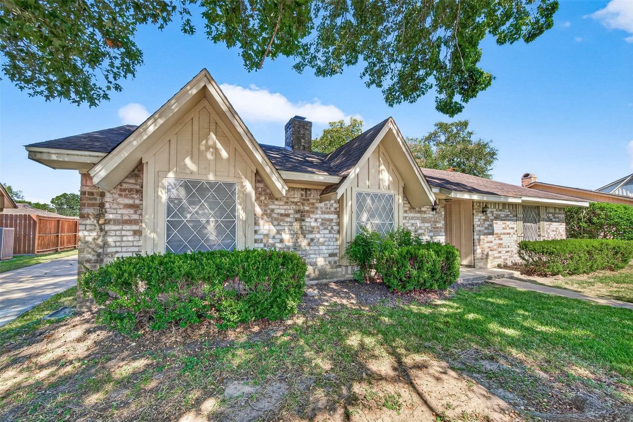 9310 Roos Rd - Photo 2 of 50