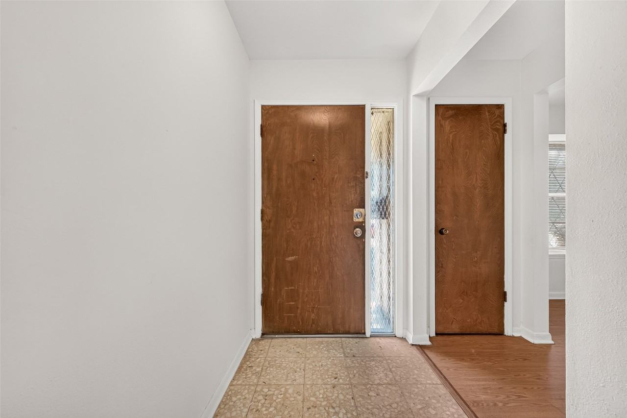 9310 Roos Rd - Photo 5 of 50