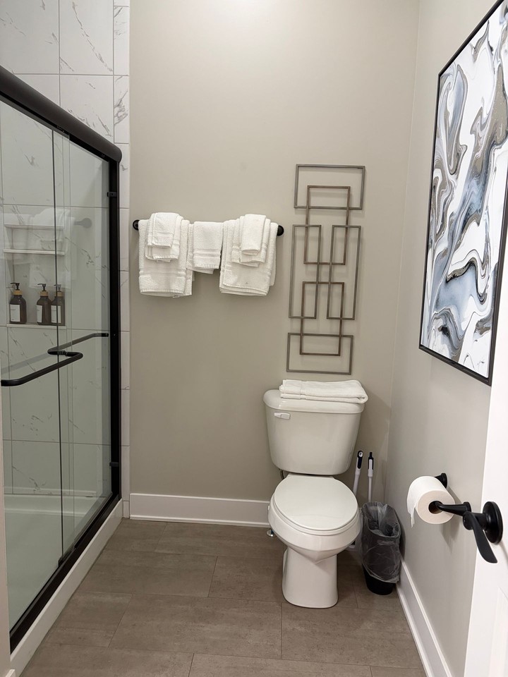 402 E 6th St - Photo 5 of 33