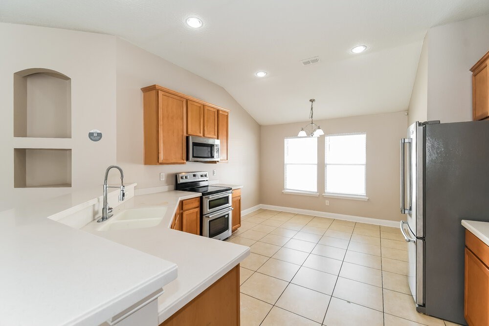 1331 Woodlawn Dr - Photo 6 of 17