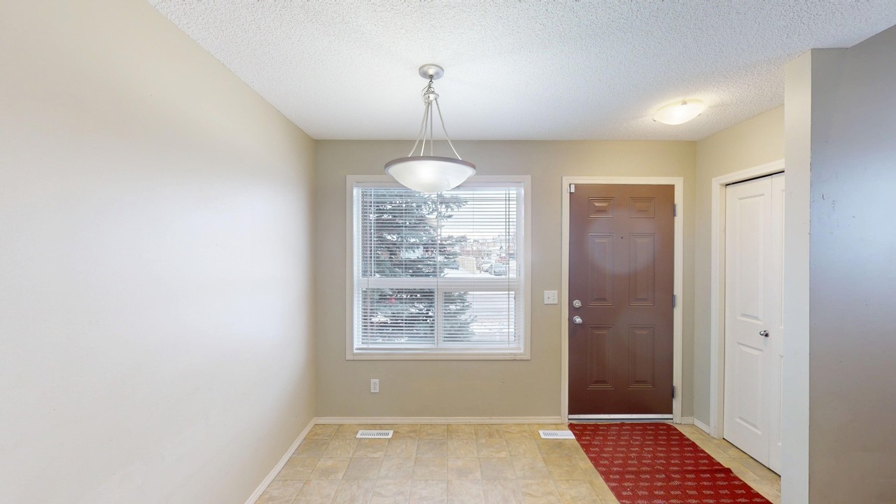 501 Saddlecrest Blvd Ne - Photo 5 of 17