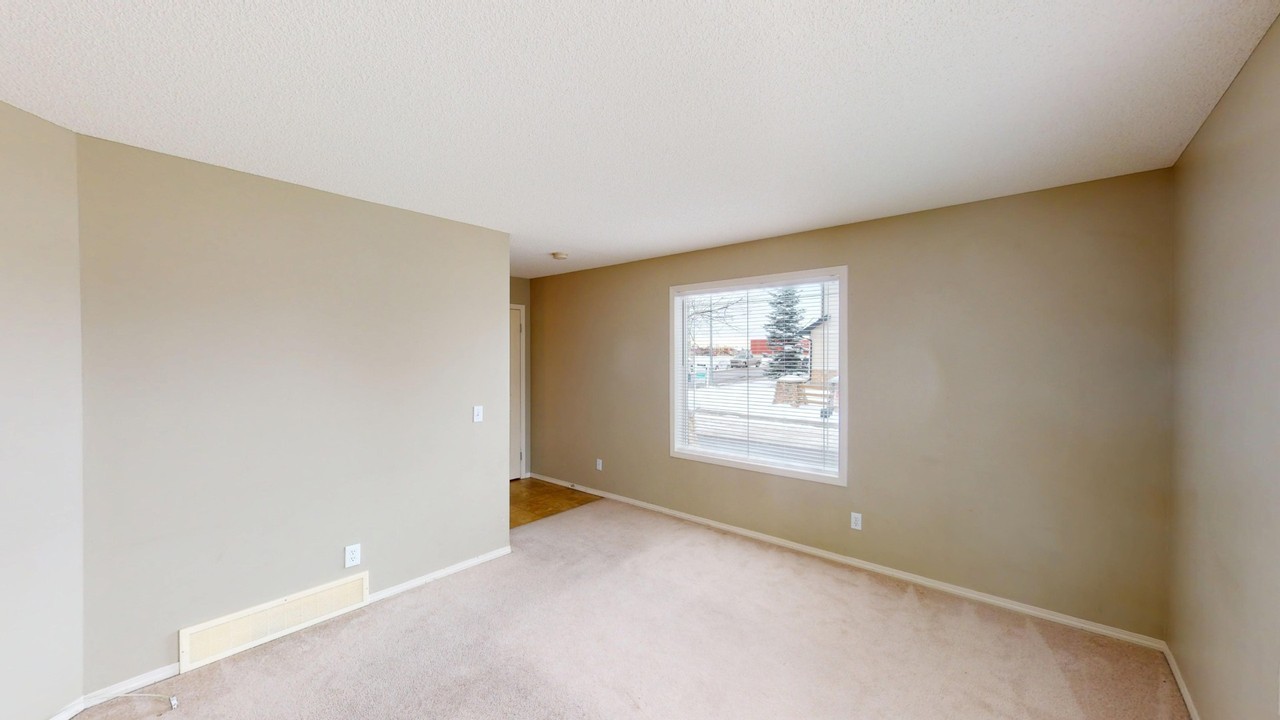 501 Saddlecrest Blvd Ne - Photo 7 of 17
