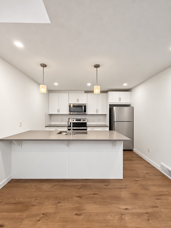1502 22 Ave Nw - Photo 3 of 18