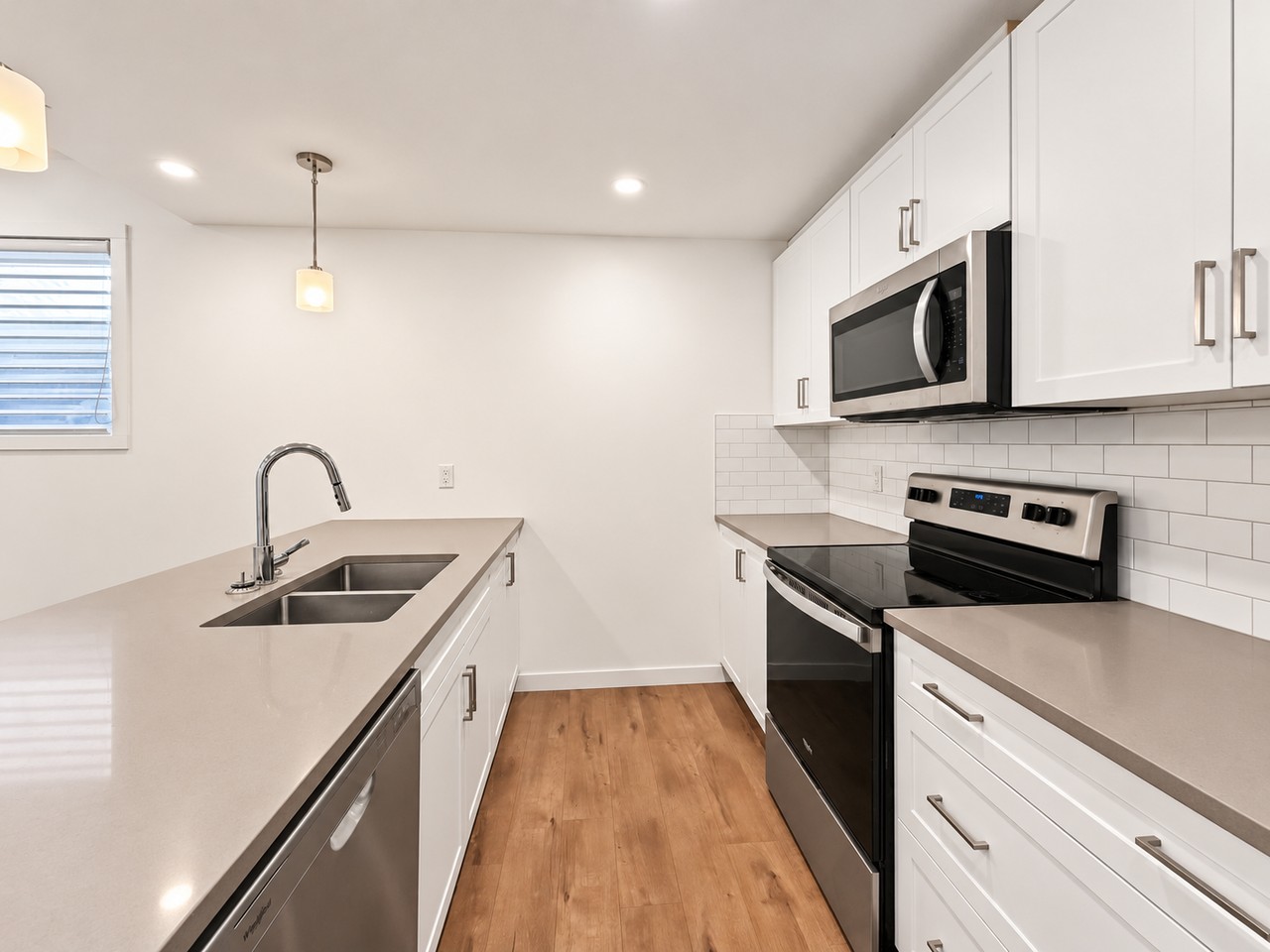 1502 22 Ave Nw - Photo 7 of 18