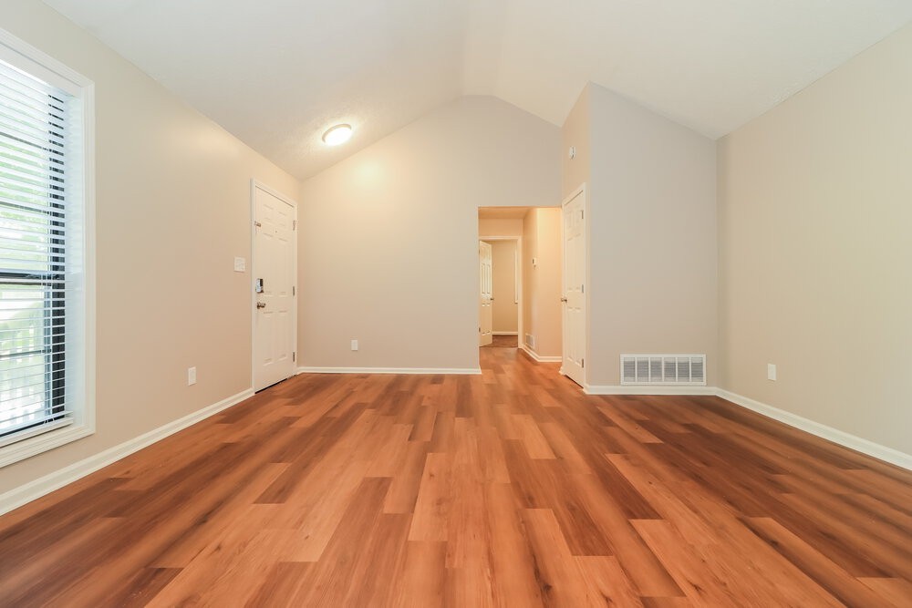 250 Deidra Dr Se - Photo 4 of 17