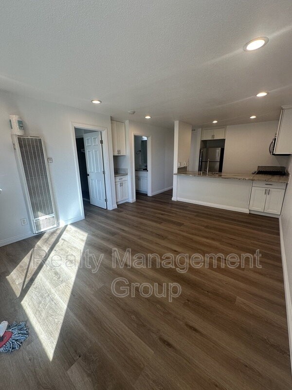 227 50th St #14 - Photo 2 of 17