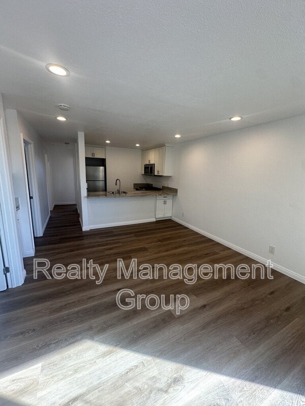 227 50th St #14 - Photo 3 of 17
