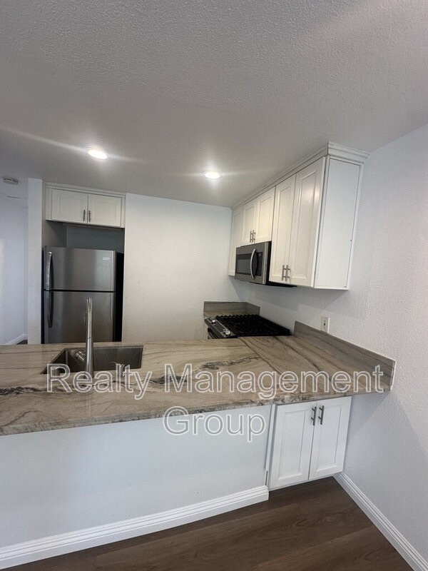 227 50th St #14 - Photo 4 of 17