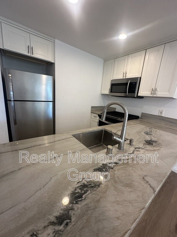 227 50th St #14 - Photo 5 of 17