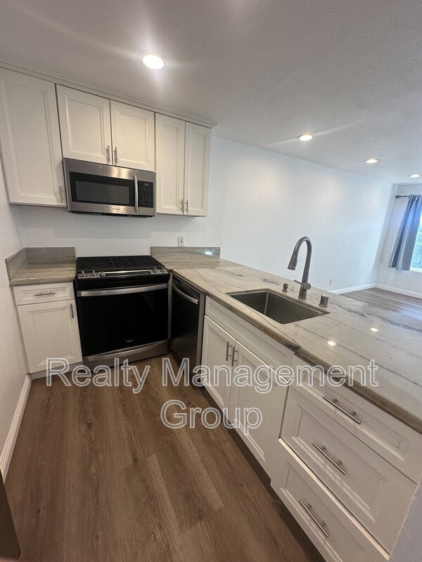 227 50th St #14 - Photo 6 of 17