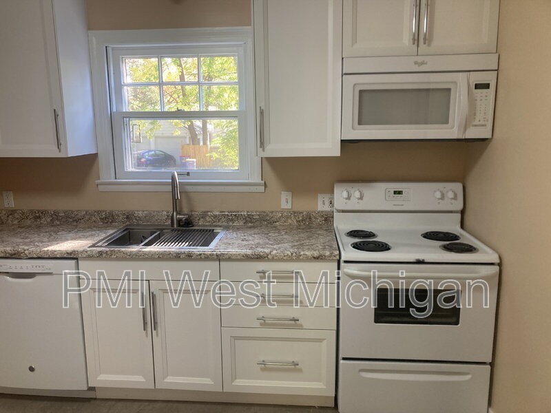 1014 Merritt St Se - Photo 3 of 23