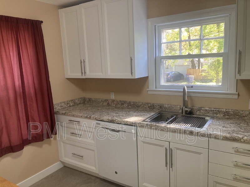 1014 Merritt St Se - Photo 4 of 23
