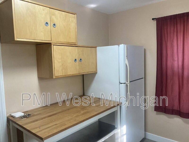 1014 Merritt St Se - Photo 5 of 23